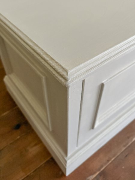 各部にモールディング装飾を施したアンティーク調家具