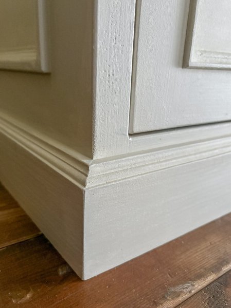 各部にモールディング装飾を施したアンティーク調家具