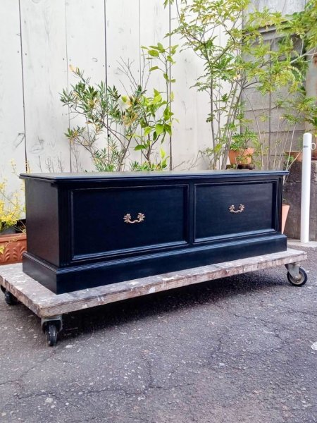 モールディングや3本溝など立体的な装飾を施します