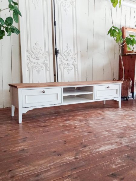 こちらはW1650mmのアンティーク調テレビボード。