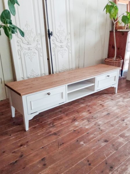 ホワイトオーク材の美しい木目が魅力のテレビ台