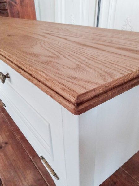 天板や扉をモールディング加工で装飾しています。