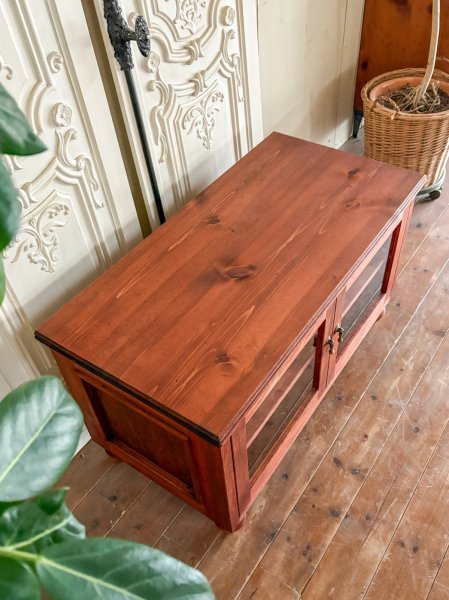 節のあるパイン無垢材を使ったテレビキャビネット。