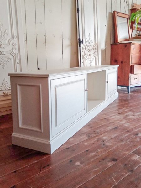 W2000mmの大きなアンティーク調デザインのテレビ台