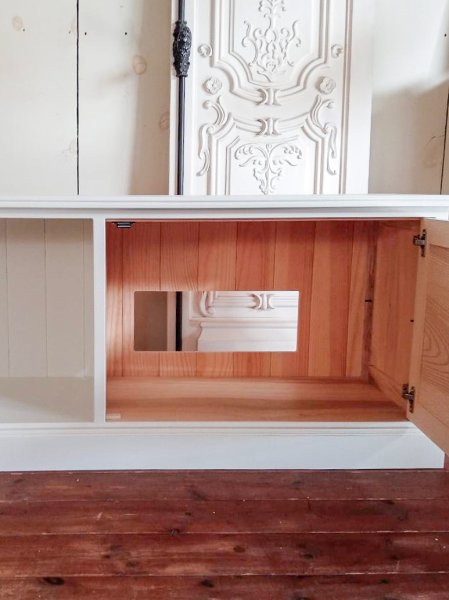 扉の中、背面にコンセントボックス用の開口