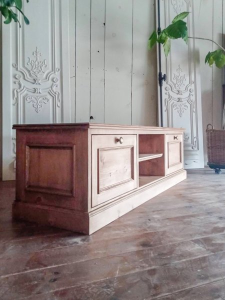 エドワーディアンスタイルのアンティーク調テレビボード