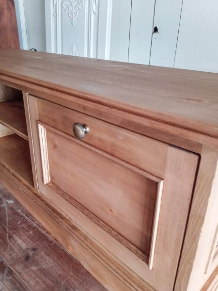 扉の取っ手は100種類以上のデザインから選べます。