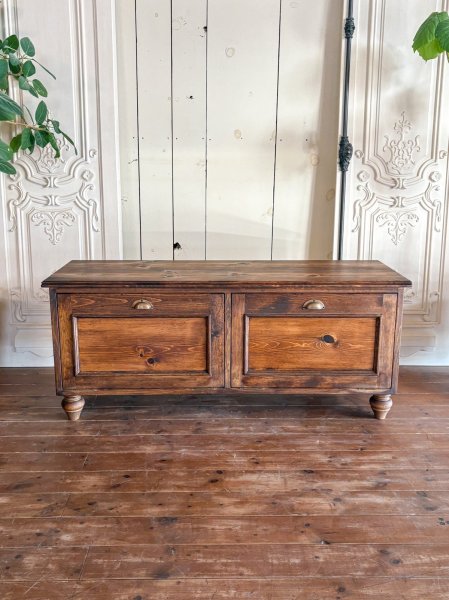 写真はW1200サイズ、木扉が2枚のテレビキャビネットです。