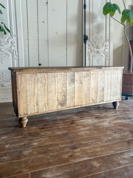 羽目板の美しい背板。配線孔など開口加工も承ります。