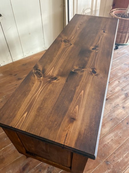 パイン材は節があり表情豊かな天然木です。