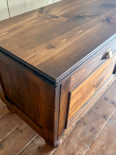 あえて傷をつけたエイジング仕上げ。