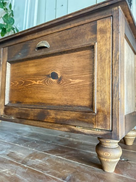 パイン材は節があり表情豊かな天然木です。