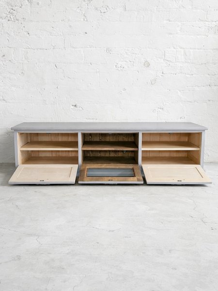 収納は木扉、ガラス扉、引出しなど選べます。