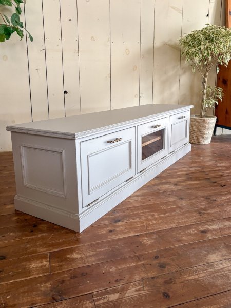 アンティーク調デザインのテレビボードを製作します。