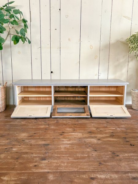 写真の収納は中央ガラス扉、左右木扉。