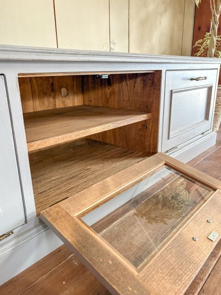 中央はガラス扉、中には可動棚。