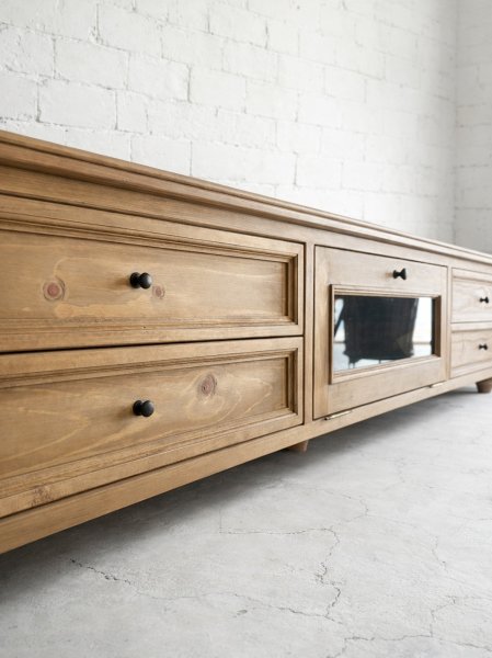 モールディングで装飾したアンティーク調デザインのテレビボードです。