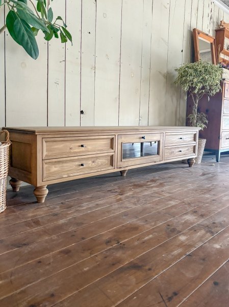 天然木を使った、ナチュラルで優しい雰囲気いっぱいのテレビ台です。