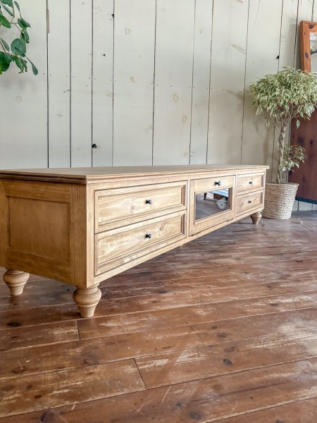 輸入住宅やアンティークインテリアに似合うローボード。