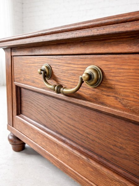 つくりが細かな真鍮取っ手、アンティークな雰囲気たっぷりです。