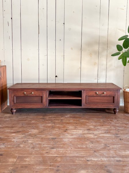 レッドオーク無垢材を使ったテレビボードです。