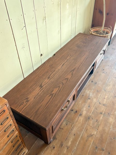 オーク材は木目が緻密で美しく、昔から高級材として重宝されています。