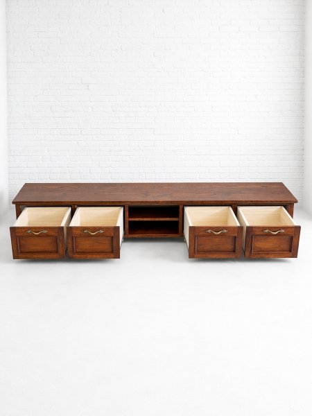 写真は中央にオープン棚、収納力のある引出しを4つ装備。