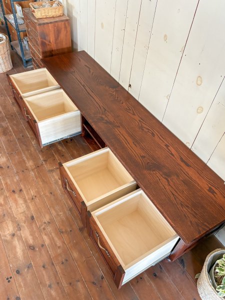 写真は引出しを4杯設置した様子。