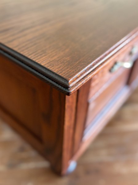 写真は「特注色ダークオーク色つや消しウレタン仕上げ」、その他21色からお選びいただけます。