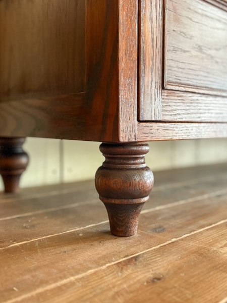 熟練の日本人職人が手彫りするろくろ足。