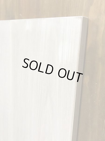 角はスクエアで、モールディング加工は無しです。