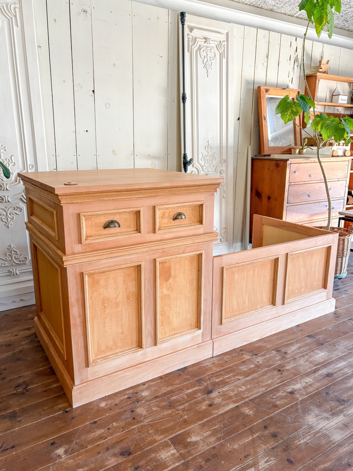 東京紅茶専門カフェに納品したアンティーク調ウッドカウンター（冷蔵