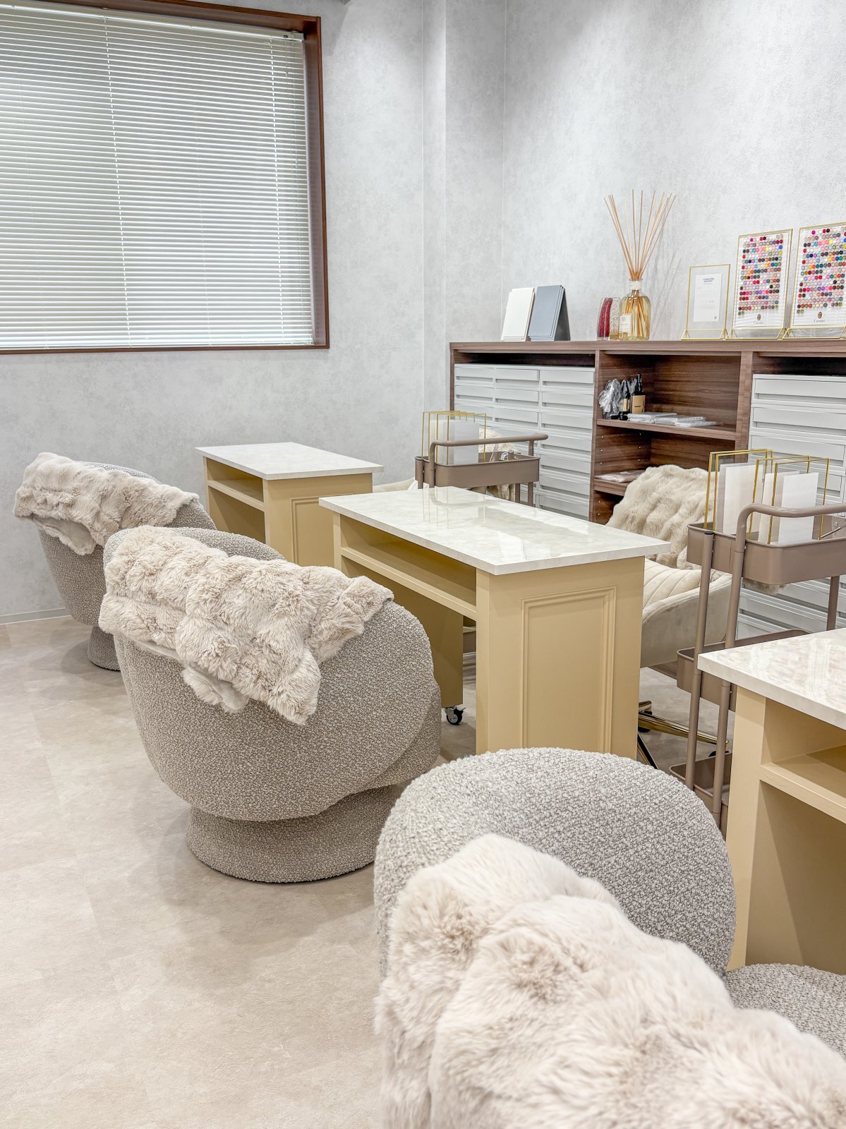 キャスター付きのネイルテーブル（オーダーメイド）大理石／モルタル天