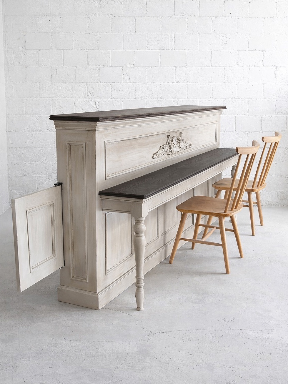 ヨーロッパアンティーク調カウンターテーブルの制作実績（飲食店向け