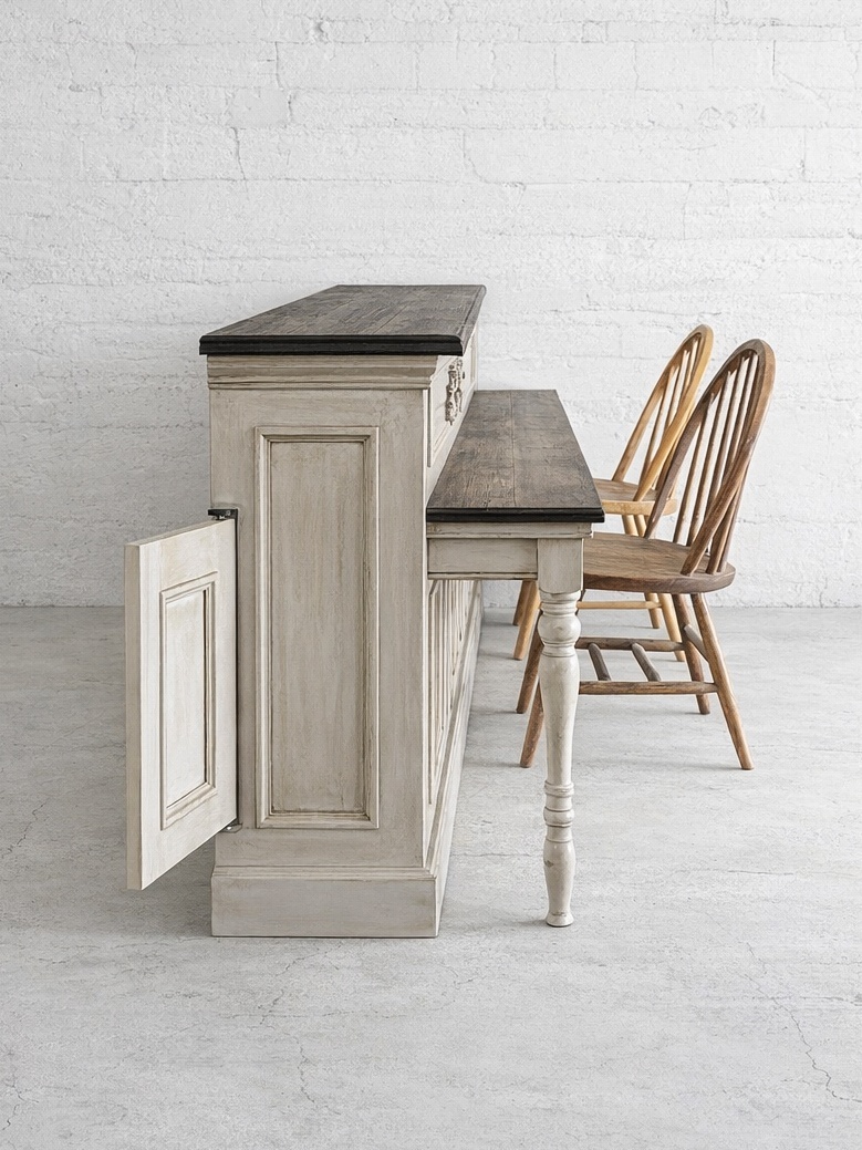 ヨーロッパアンティーク調カウンターテーブルの制作実績（飲食店向け