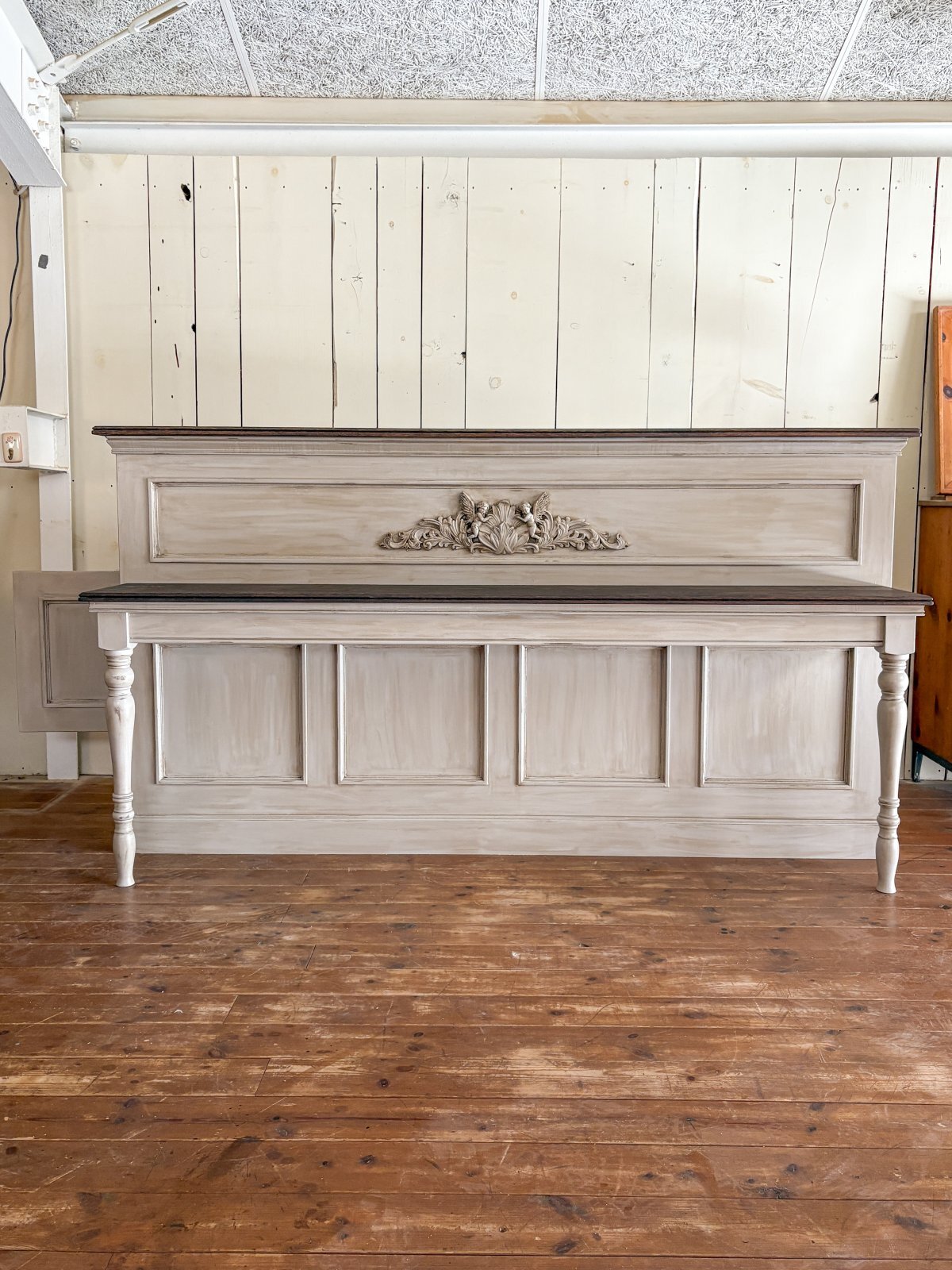 ヨーロッパアンティーク調カウンターテーブルの制作実績（飲食店向け