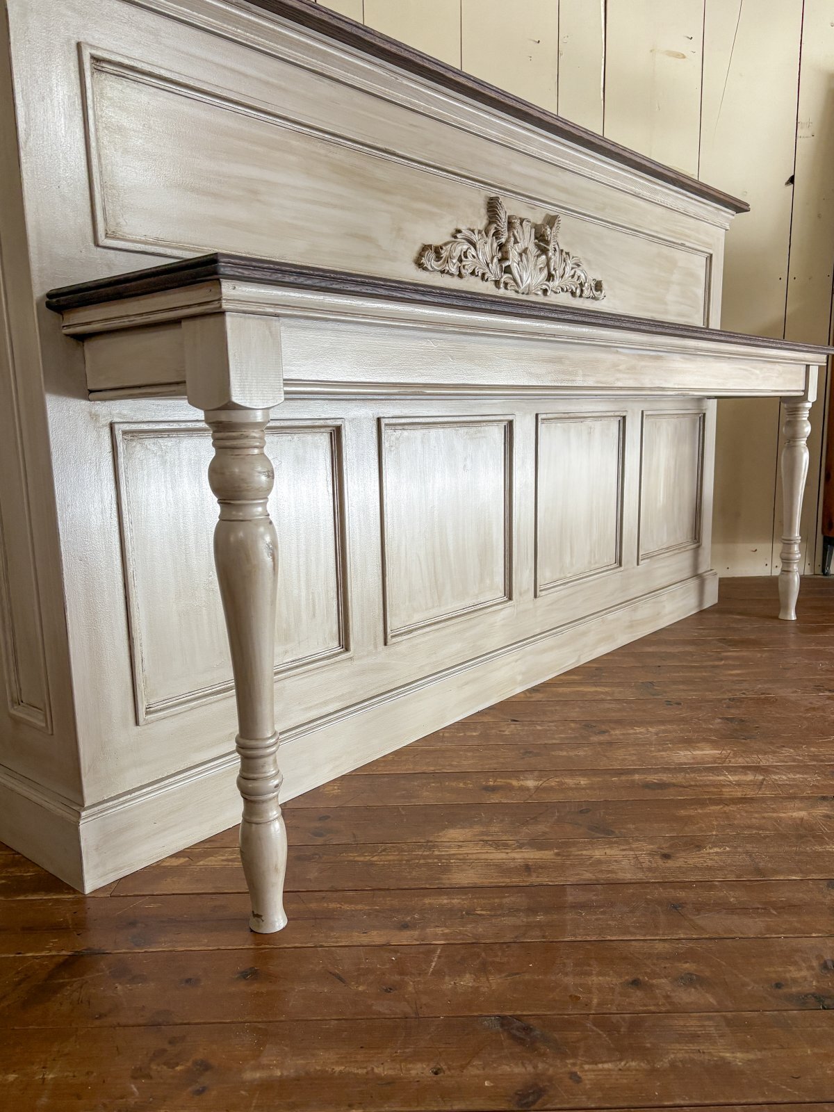 ヨーロッパアンティーク調カウンターテーブルの制作実績（飲食店向け